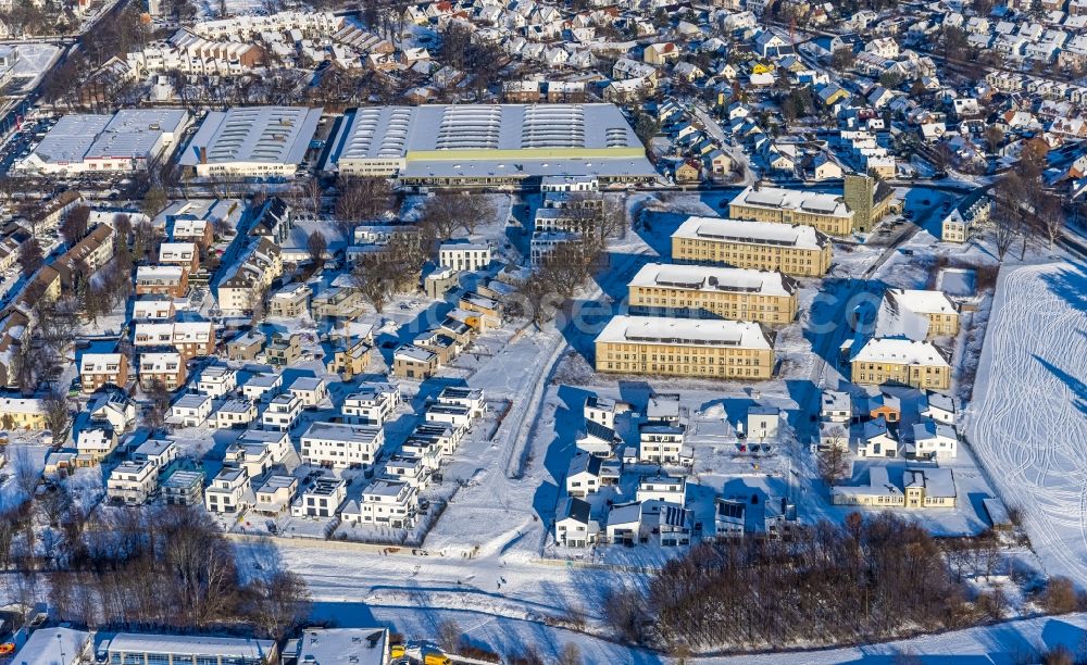 Soest from the bird's eye view: Wintry snowy construction site to build a new multi-family residential complex Belgisches Viertel Soest on Meiningser Weg in Soest in the state North Rhine-Westphalia, Germany