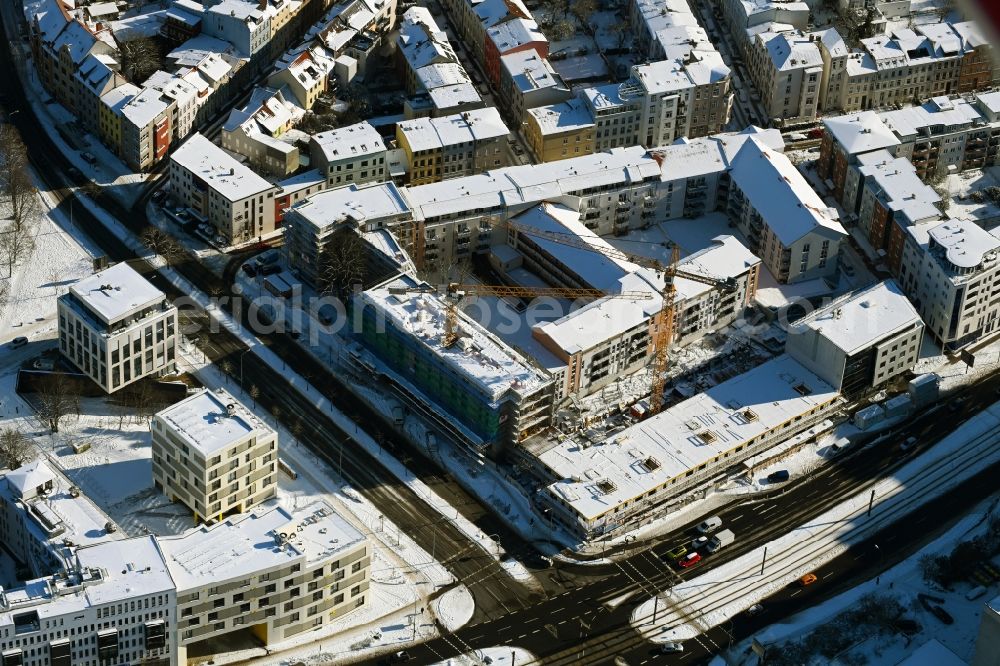 Aerial image Rostock - Wintry snowy construction site to build a new multi-family residential complex of Bouwfonds IM Deutschland GmbH Am Voegenteich - August-Bebel-Strasse in Rostock in the state Mecklenburg - Western Pomerania, Germany