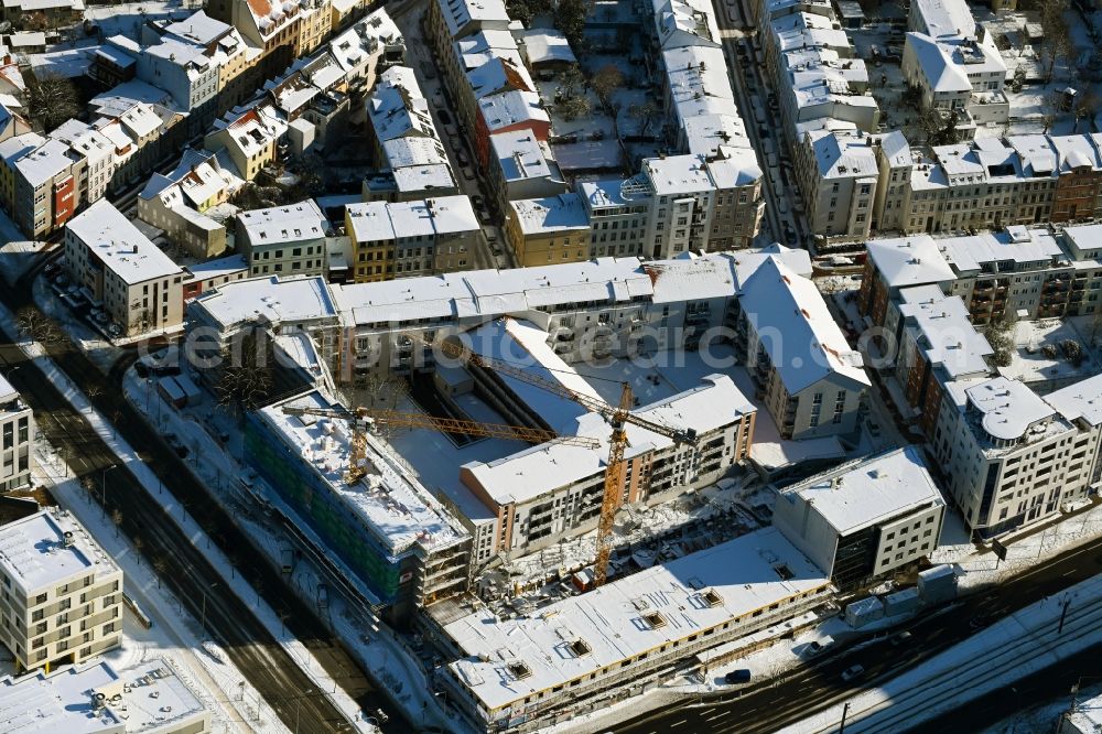 Aerial photograph Rostock - Wintry snowy construction site to build a new multi-family residential complex of Bouwfonds IM Deutschland GmbH Am Voegenteich - August-Bebel-Strasse in Rostock in the state Mecklenburg - Western Pomerania, Germany