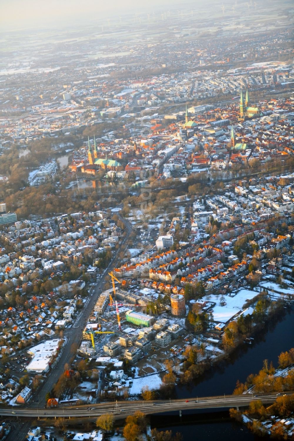 Lübeck from above - Wintry snowy construction site to build a new multi-family residential complex on Ratzeburger Allee - Zum Wasserspeicher in Luebeck in the state Schleswig-Holstein, Germany