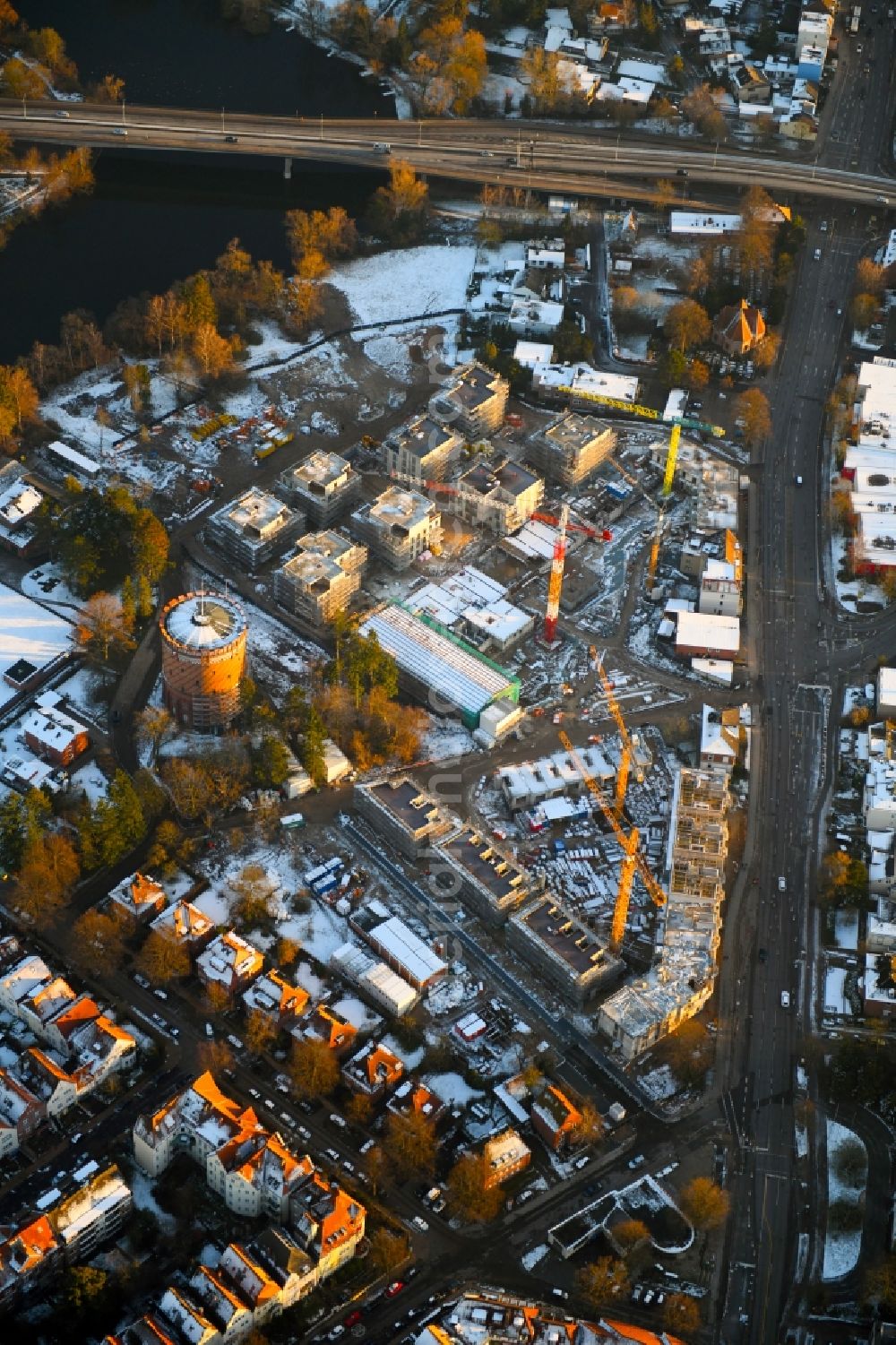 Lübeck from above - Wintry snowy construction site to build a new multi-family residential complex on Ratzeburger Allee - Zum Wasserspeicher in Luebeck in the state Schleswig-Holstein, Germany