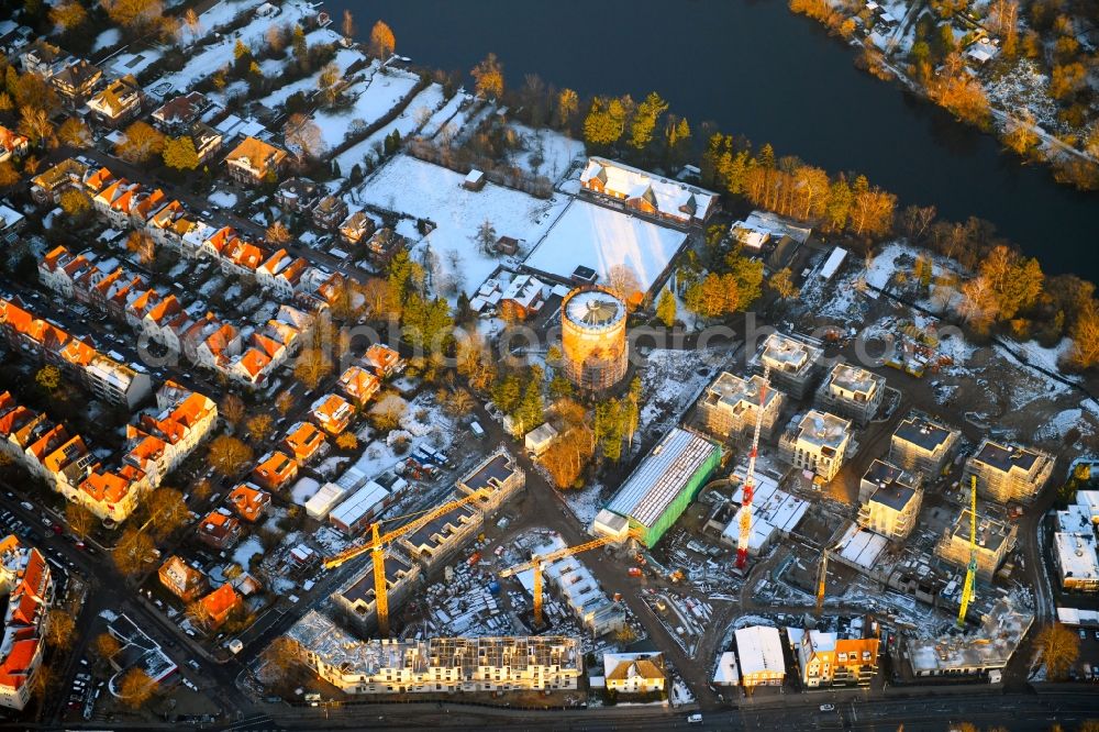 Lübeck from the bird's eye view: Wintry snowy construction site to build a new multi-family residential complex on Ratzeburger Allee - Zum Wasserspeicher in Luebeck in the state Schleswig-Holstein, Germany