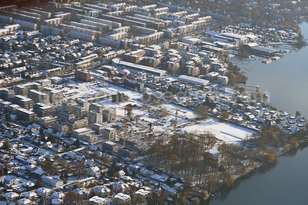 Aerial photograph Berlin - Wintry snowy construction site for the new construction of a multi-family residential complex Marienufer on the Marienhain on the banks of the river Dahme on Wendenschlossstrasse - Street An der Villa Bolle in the Koepenick district of Berlin, Germany