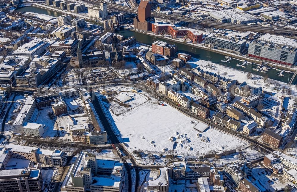 Aerial image Duisburg - Wintry snowy construction site to build a new multi-family residential complex Mercatorviertel along the Oberstrasse - Poststrasse and Gutenbergstrasse in Duisburg at Ruhrgebiet in the state North Rhine-Westphalia, Germany