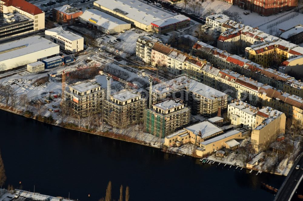 Aerial image Berlin - Wintry snowy Construction site of the MBN Bau AG to build a new multi-family residential complex in the Tabbertstrasse on the river banks of the Spree in Berlin