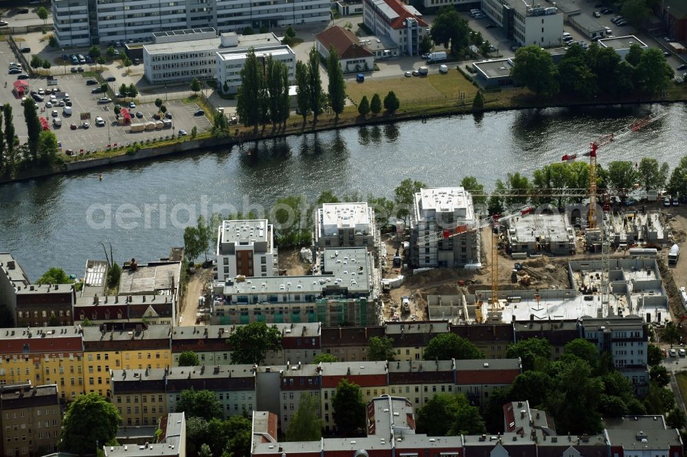 Aerial image Berlin - Wintry snowy Construction site of the MBN Bau AG and E.L.I.A. Bau- & Projektmanagement GmbH to build a new multi-family residential complex in the Tabbertstrasse in Schoeneweide on the river banks of the Spree in Berlin