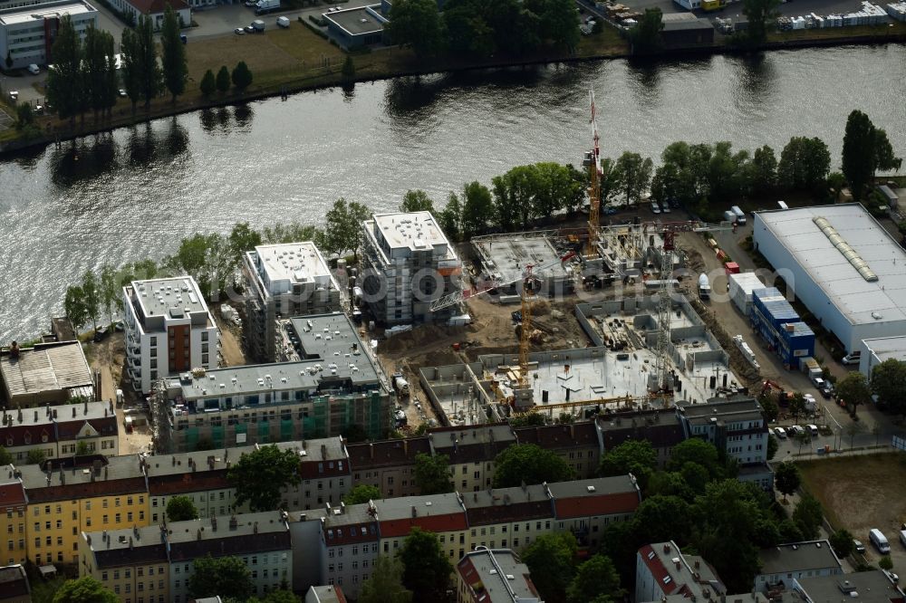 Aerial photograph Berlin - Wintry snowy Construction site of the MBN Bau AG and E.L.I.A. Bau- & Projektmanagement GmbH to build a new multi-family residential complex in the Tabbertstrasse in Schoeneweide on the river banks of the Spree in Berlin