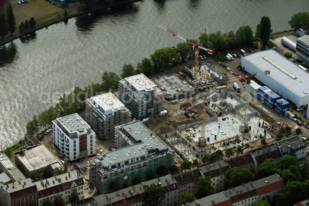 Berlin from above - Wintry snowy Construction site of the MBN Bau AG and E.L.I.A. Bau- & Projektmanagement GmbH to build a new multi-family residential complex in the Tabbertstrasse in Schoeneweide on the river banks of the Spree in Berlin