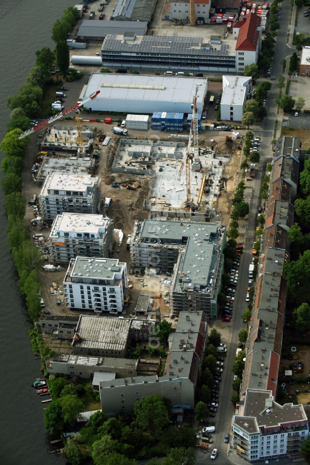 Aerial image Berlin - Wintry snowy Construction site of the MBN Bau AG and E.L.I.A. Bau- & Projektmanagement GmbH to build a new multi-family residential complex in the Tabbertstrasse in Schoeneweide on the river banks of the Spree in Berlin