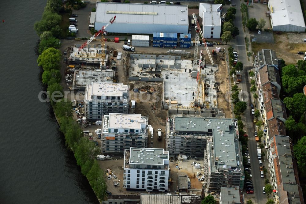 Aerial photograph Berlin - Wintry snowy Construction site of the MBN Bau AG and E.L.I.A. Bau- & Projektmanagement GmbH to build a new multi-family residential complex in the Tabbertstrasse in Schoeneweide on the river banks of the Spree in Berlin