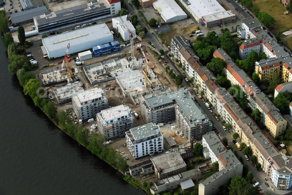 Berlin from above - Wintry snowy Construction site of the MBN Bau AG and E.L.I.A. Bau- & Projektmanagement GmbH to build a new multi-family residential complex in the Tabbertstrasse in Schoeneweide on the river banks of the Spree in Berlin