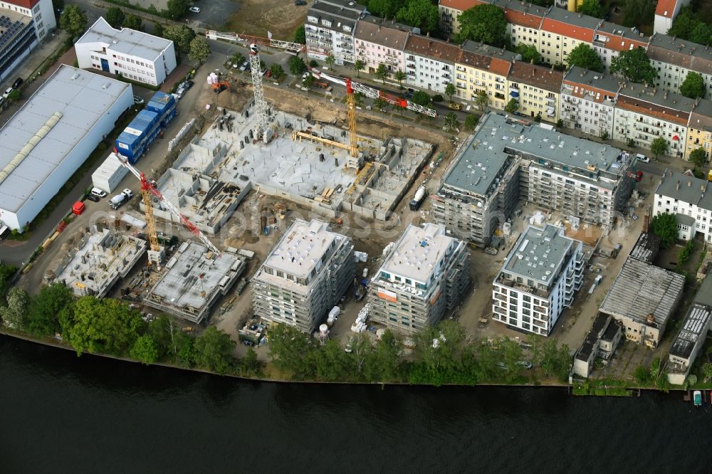 Aerial image Berlin - Wintry snowy Construction site of the MBN Bau AG and E.L.I.A. Bau- & Projektmanagement GmbH to build a new multi-family residential complex in the Tabbertstrasse in Schoeneweide on the river banks of the Spree in Berlin