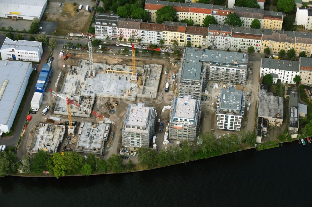 Aerial photograph Berlin - Wintry snowy Construction site of the MBN Bau AG and E.L.I.A. Bau- & Projektmanagement GmbH to build a new multi-family residential complex in the Tabbertstrasse in Schoeneweide on the river banks of the Spree in Berlin