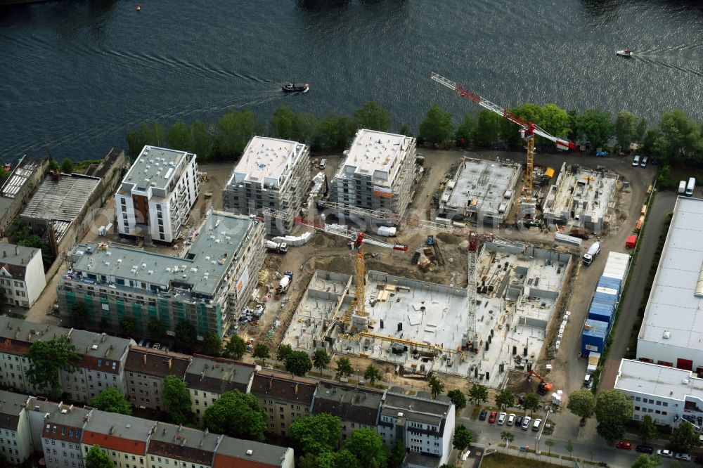 Berlin from above - Wintry snowy Construction site of the MBN Bau AG and E.L.I.A. Bau- & Projektmanagement GmbH to build a new multi-family residential complex in the Tabbertstrasse in Schoeneweide on the river banks of the Spree in Berlin