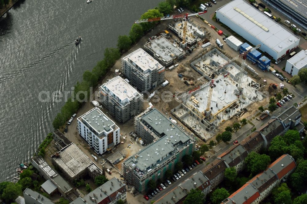 Aerial image Berlin - Wintry snowy Construction site of the MBN Bau AG and E.L.I.A. Bau- & Projektmanagement GmbH to build a new multi-family residential complex in the Tabbertstrasse in Schoeneweide on the river banks of the Spree in Berlin