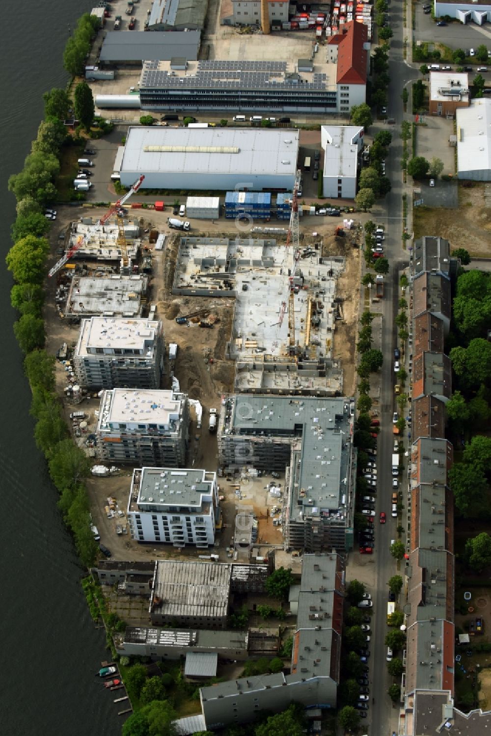 Aerial photograph Berlin - Wintry snowy Construction site of the MBN Bau AG and E.L.I.A. Bau- & Projektmanagement GmbH to build a new multi-family residential complex in the Tabbertstrasse in Schoeneweide on the river banks of the Spree in Berlin