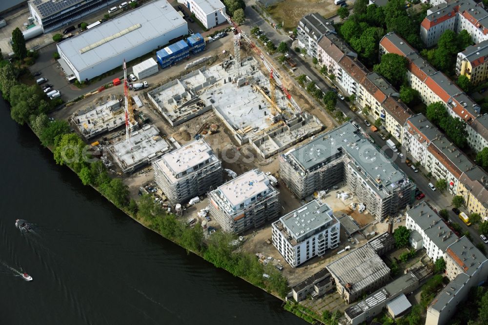 Berlin from above - Wintry snowy Construction site of the MBN Bau AG and E.L.I.A. Bau- & Projektmanagement GmbH to build a new multi-family residential complex in the Tabbertstrasse in Schoeneweide on the river banks of the Spree in Berlin