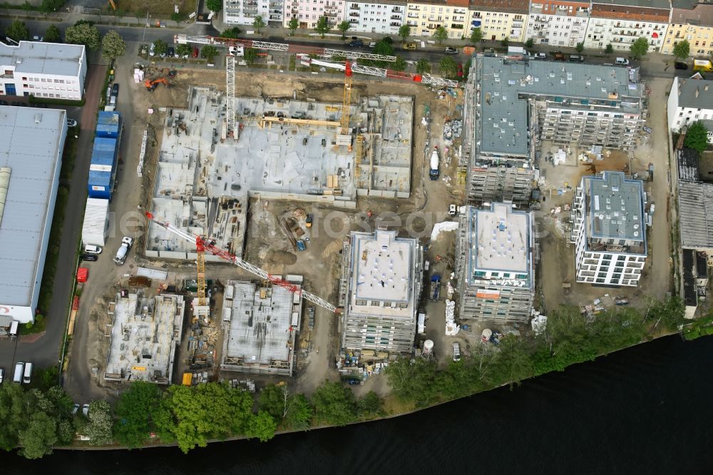 Aerial image Berlin - Wintry snowy Construction site of the MBN Bau AG and E.L.I.A. Bau- & Projektmanagement GmbH to build a new multi-family residential complex in the Tabbertstrasse in Schoeneweide on the river banks of the Spree in Berlin