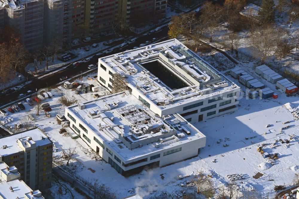 Aerial photograph Berlin - Wintry snowy new construction site of the school building Leonardo-da-Vinci-Gymnasium on Christoph-Ruden-Strasse in the district Buckow in Berlin, Germany