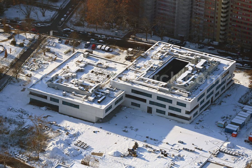 Berlin from above - Wintry snowy new construction site of the school building Leonardo-da-Vinci-Gymnasium on Christoph-Ruden-Strasse in the district Buckow in Berlin, Germany