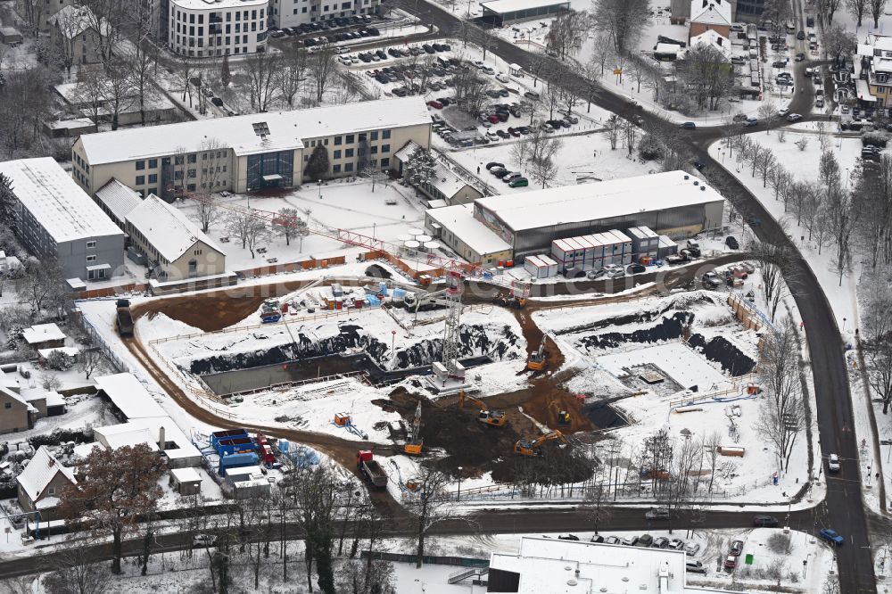 Bernau from above - Wintry snowy new construction site of the school building Schule on Kirschgarten on street Ladeburger Chaussee in Bernau in the state Brandenburg, Germany