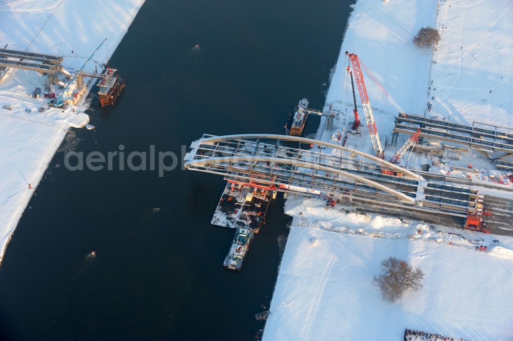 Dresden from above - Wintry snowy new construction of the bridge structure and Einschwimmen of Waldschloesschenbruecke ueber den Flussverlauf of Elbe in the district Johannstadt in Dresden in the state Saxony, Germany