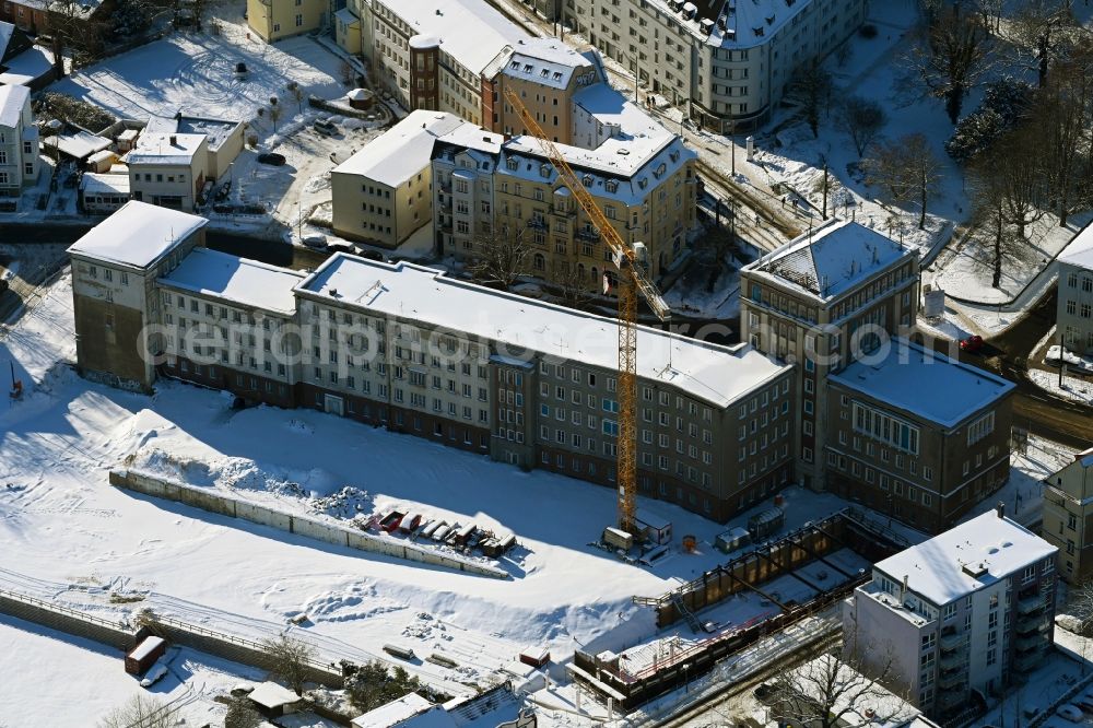 Aerial photograph Rostock - Wintry snowy construction site for the multi-family residential building Am Gueterbahnhof in Rostock in the state Mecklenburg - Western Pomerania, Germany