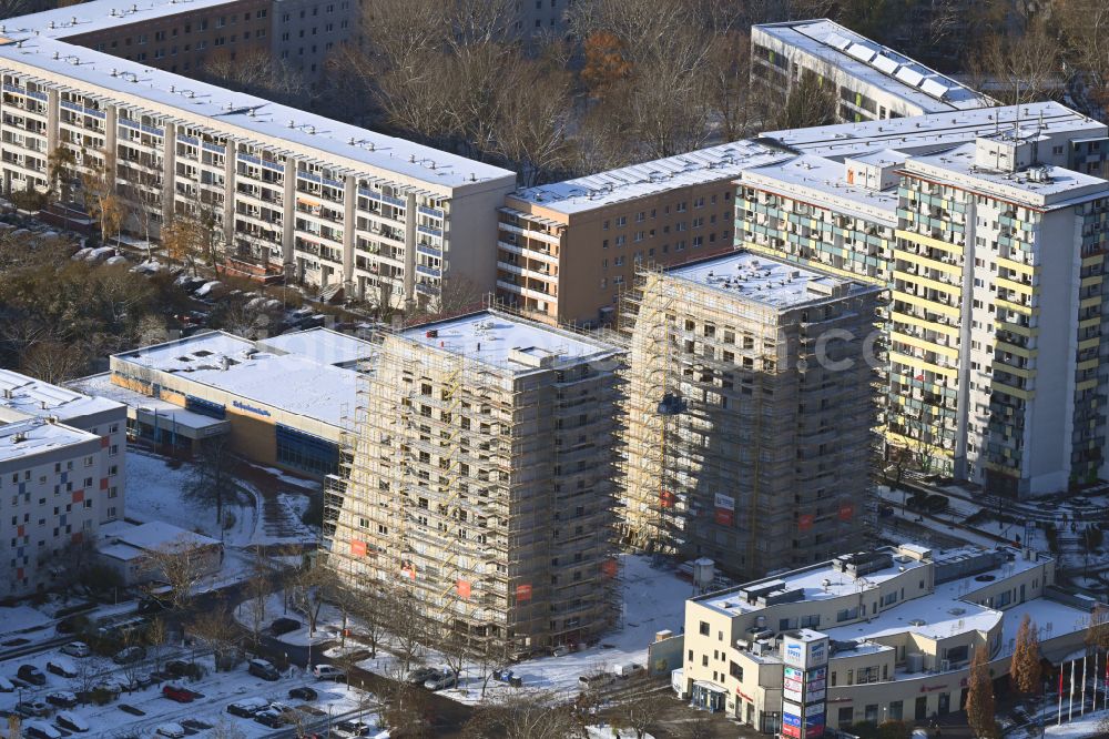 Berlin from the bird's eye view: Wintry snowy construction site for the multi-family residential building on Ludwigsluster Strasse on street Teterower Ring in the district Hellersdorf in Berlin, Germany