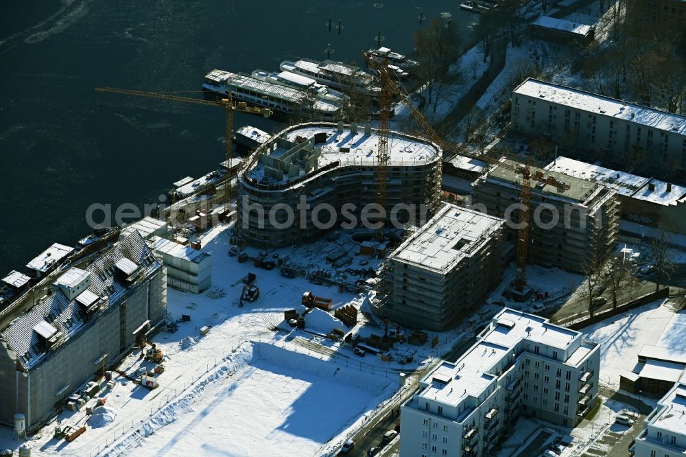 Berlin from above - Wintry snowy construction site for the multi-family residential building Speicher Ballett on Parkstrasse in the district Hakenfelde in Berlin, Germany