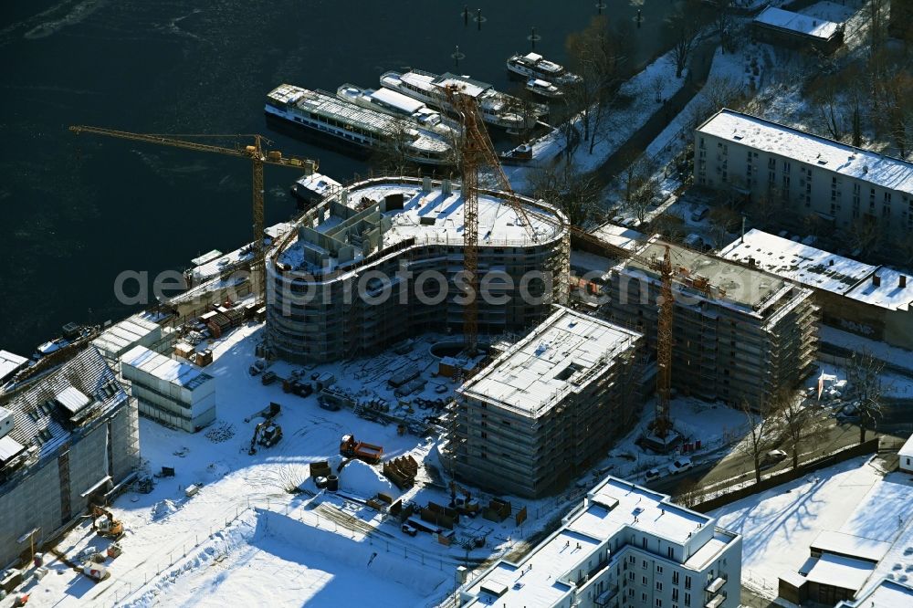 Berlin from the bird's eye view: Wintry snowy construction site for the multi-family residential building Speicher Ballett on Parkstrasse in the district Hakenfelde in Berlin, Germany