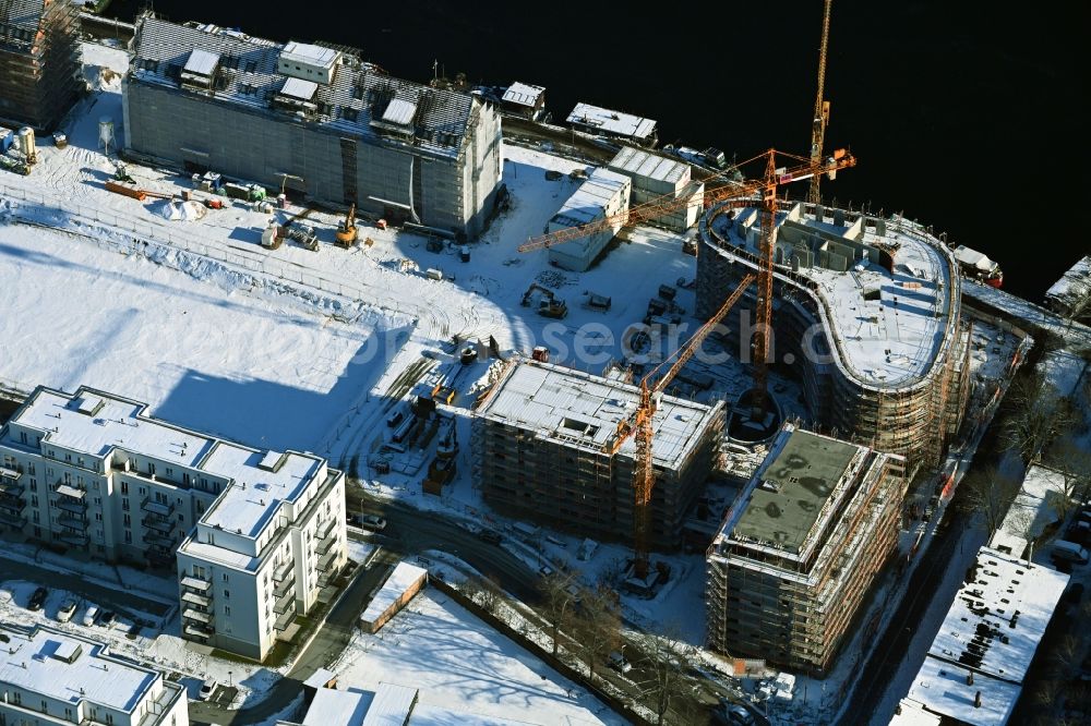 Aerial image Berlin - Wintry snowy construction site for the multi-family residential building Speicher Ballett on Parkstrasse in the district Hakenfelde in Berlin, Germany