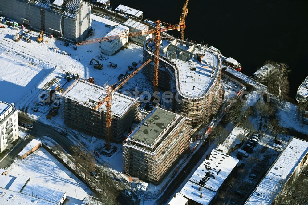 Aerial photograph Berlin - Wintry snowy construction site for the multi-family residential building Speicher Ballett on Parkstrasse in the district Hakenfelde in Berlin, Germany