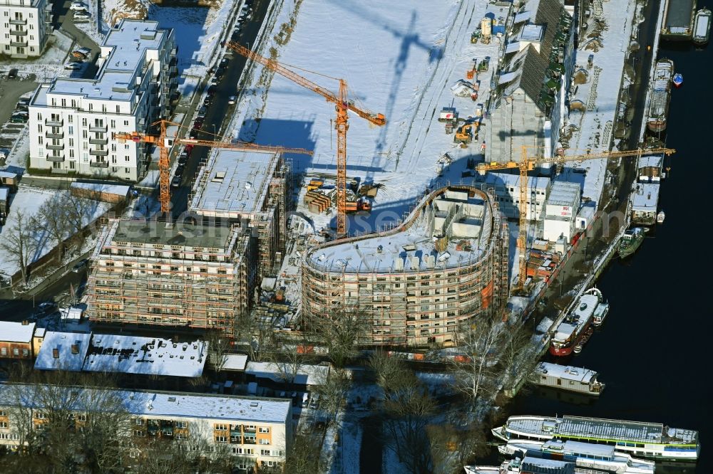 Berlin from above - Wintry snowy construction site for the multi-family residential building Speicher Ballett on Parkstrasse in the district Hakenfelde in Berlin, Germany