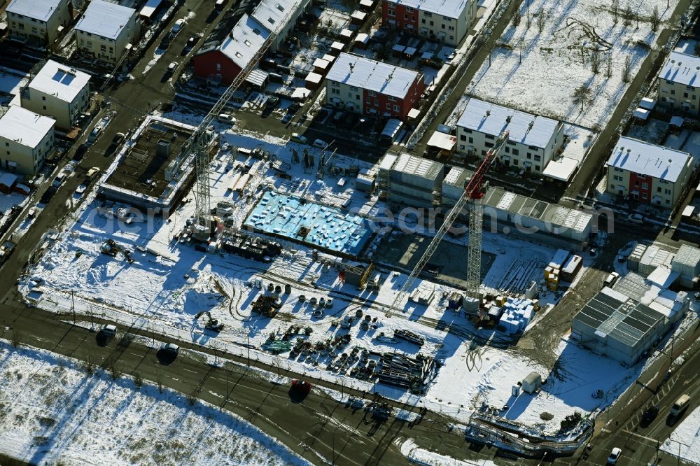 Aerial photograph Berlin - Wintry snowy construction site for the multi-family residential building An den Rohrbruchwiesen, Daumstrasse, Glindowseestrasse in the district Haselhorst in Berlin, Germany