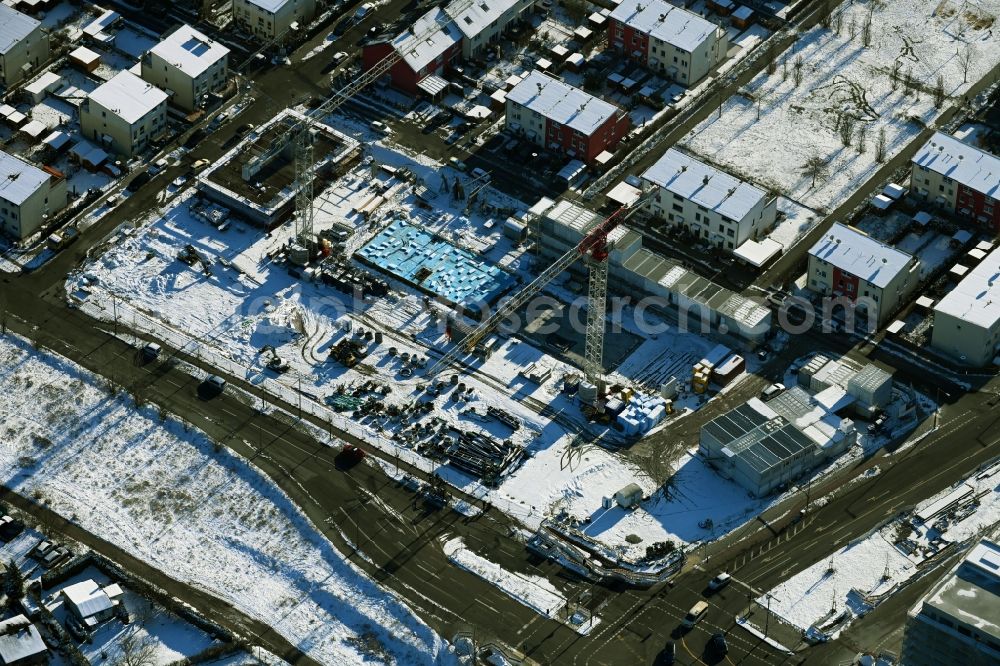 Berlin from above - Wintry snowy construction site for the multi-family residential building An den Rohrbruchwiesen, Daumstrasse, Glindowseestrasse in the district Haselhorst in Berlin, Germany