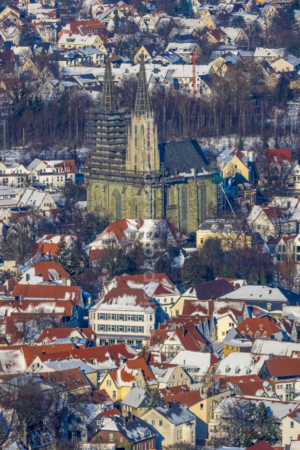 Soest from the bird's eye view: Wintry snowy construction site for renovation at the church building of the Sankt Maria zur Wiese in Soest in the federal state of North Rhine-Westphalia, Germany