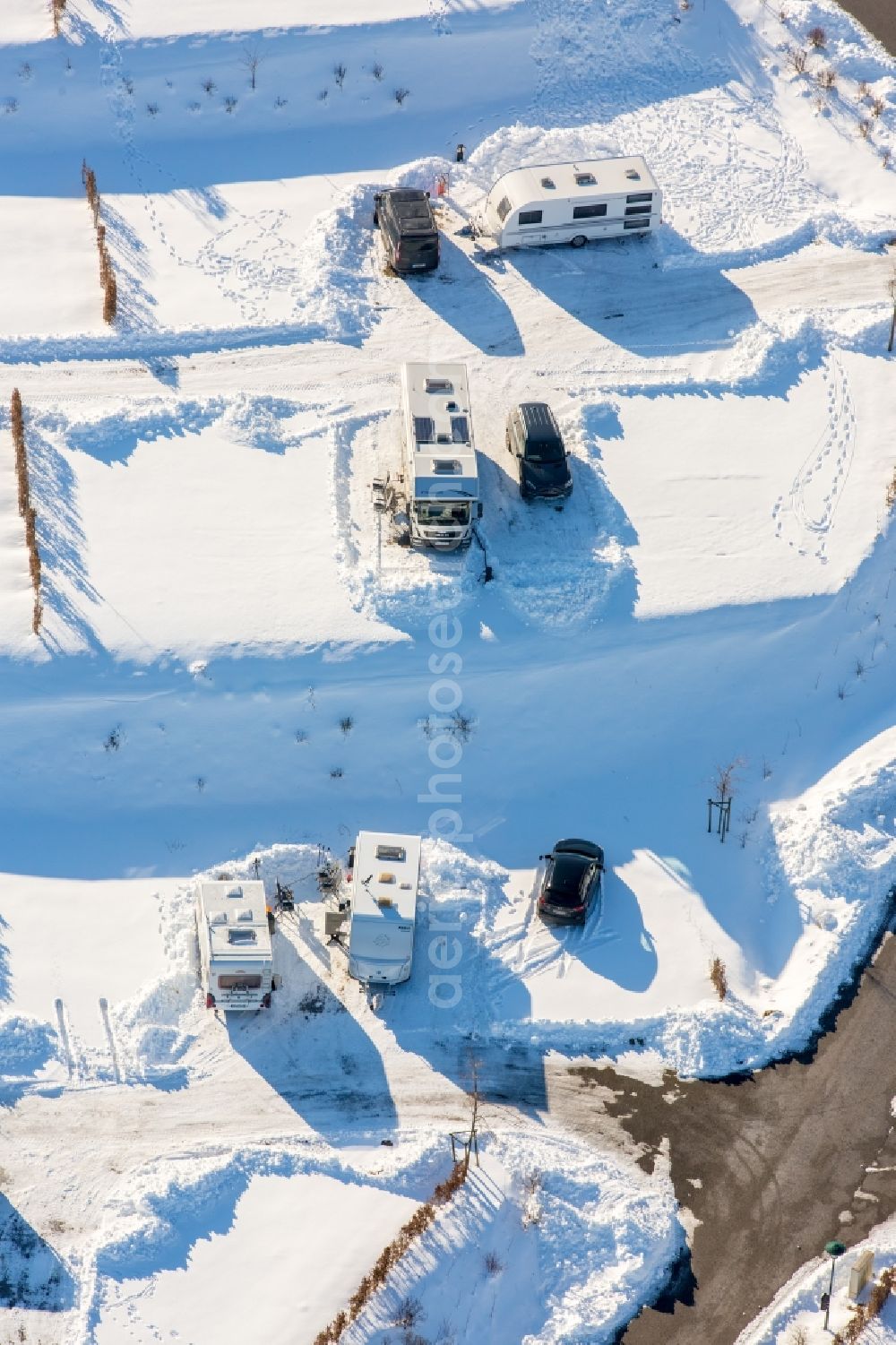 Brilon from above - Wintry snowy construction sites for new construction residential area of detached housing estate in the district Poppenberg in Brilon in the state North Rhine-Westphalia