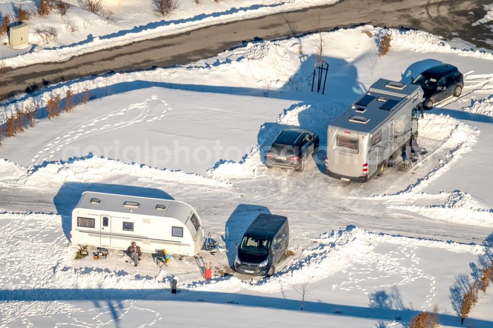 Brilon from the bird's eye view: Wintry snowy construction sites for new construction residential area of detached housing estate in the district Poppenberg in Brilon in the state North Rhine-Westphalia