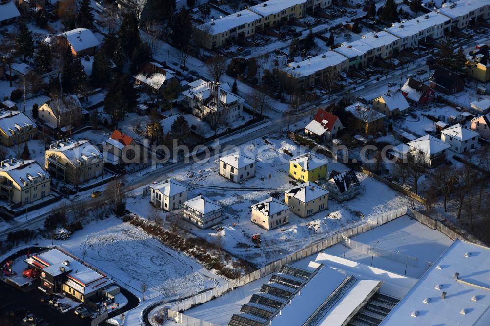 Aerial image Berlin - Wintry snowy construction sites for new construction residential area of detached housing estate an der Neuenhagener Strasse in Mahlsdorf in Berlin