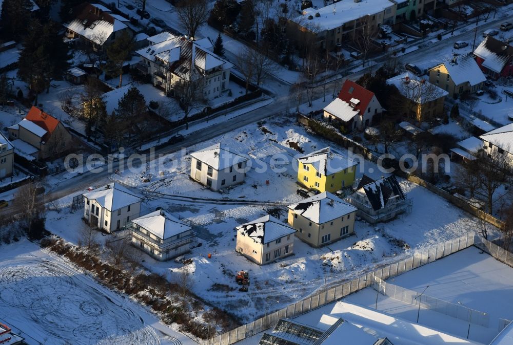 Aerial photograph Berlin - Wintry snowy construction sites for new construction residential area of detached housing estate an der Neuenhagener Strasse in Mahlsdorf in Berlin