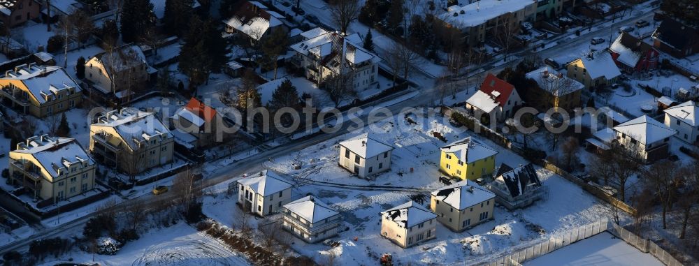 Berlin from above - Wintry snowy construction sites for new construction residential area of detached housing estate an der Neuenhagener Strasse in Mahlsdorf in Berlin