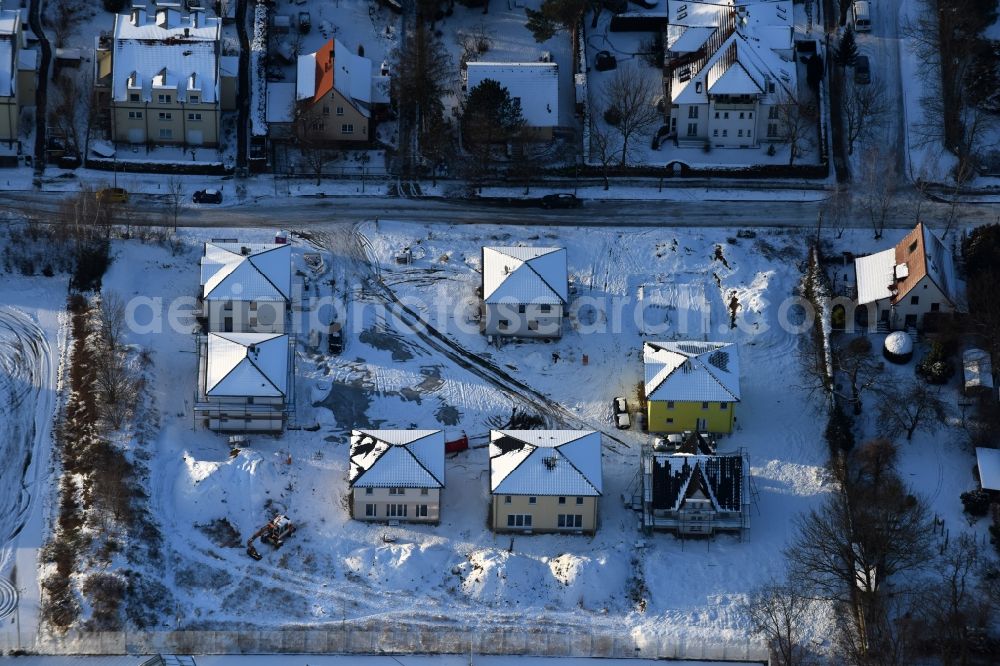 Aerial image Berlin - Wintry snowy construction sites for new construction residential area of detached housing estate an der Neuenhagener Strasse in Mahlsdorf in Berlin