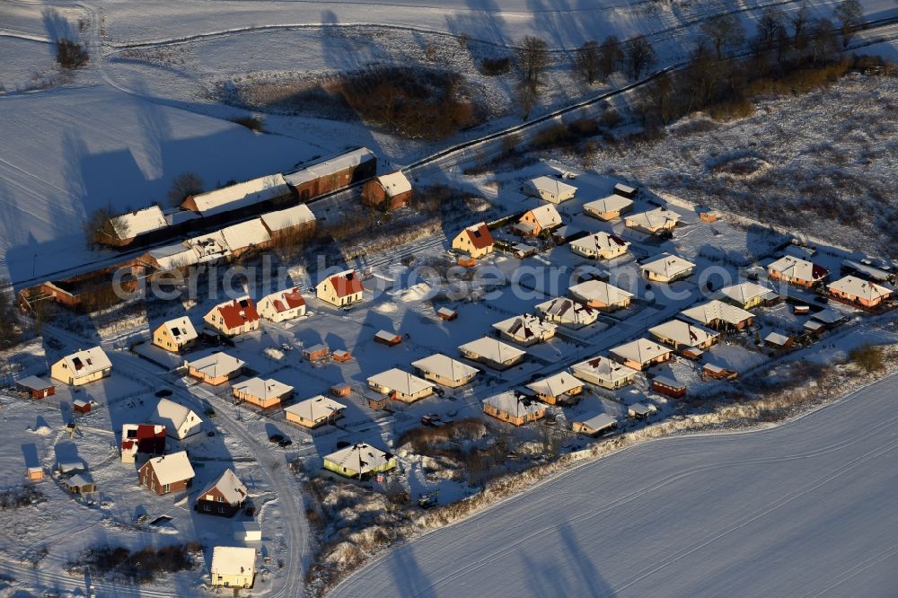 Aerial photograph Altlandsberg - Wintry snowy Construction sites for new construction residential area of detached housing estate on Strausberger Strasse - Zur Holzseefe in Altlandsberg in the state Brandenburg