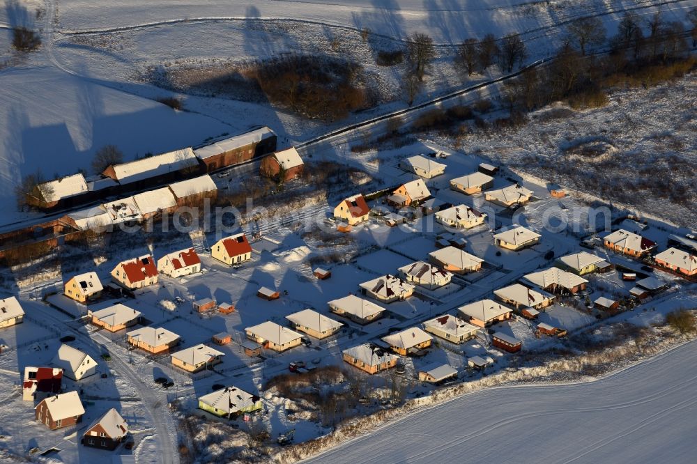 Altlandsberg from above - Wintry snowy Construction sites for new construction residential area of detached housing estate on Strausberger Strasse - Zur Holzseefe in Altlandsberg in the state Brandenburg