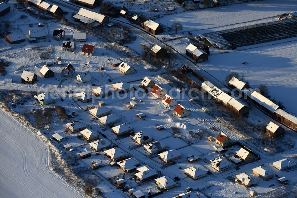 Aerial image Altlandsberg - Wintry snowy Construction sites for new construction residential area of detached housing estate on Strausberger Strasse - Zur Holzseefe in Altlandsberg in the state Brandenburg