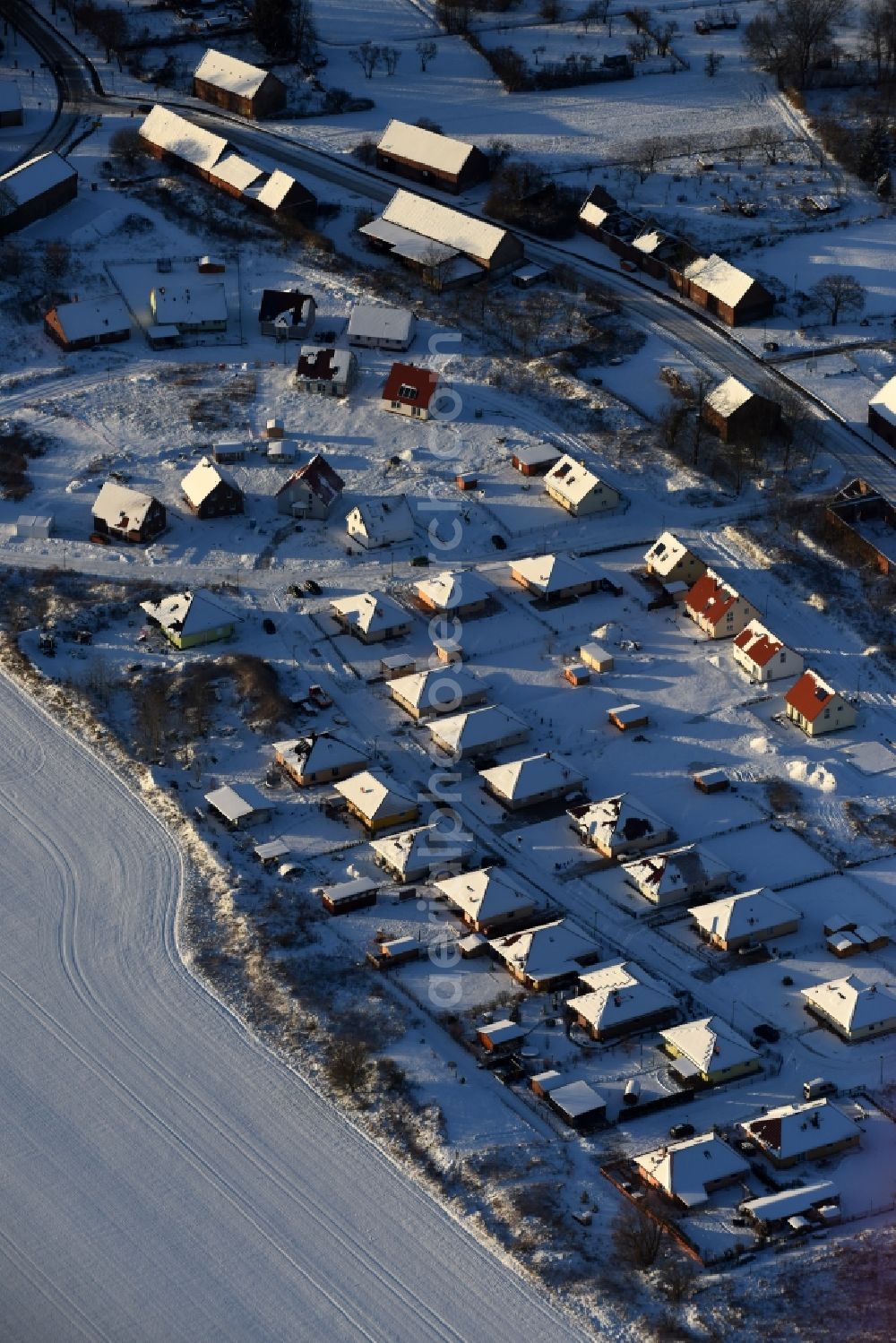 Aerial photograph Altlandsberg - Wintry snowy Construction sites for new construction residential area of detached housing estate on Strausberger Strasse - Zur Holzseefe in Altlandsberg in the state Brandenburg