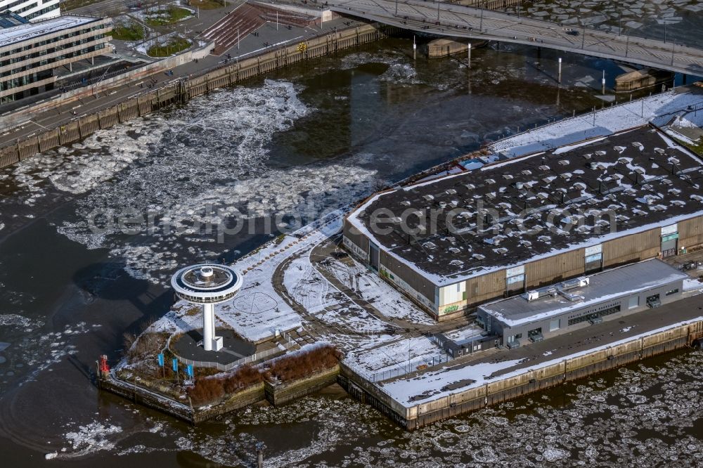 Aerial photograph Hamburg - Wintry snowy structure of the observation tower Lighthouse Zero on Grandeswerderstrasse at the port facilities at Baakenhoeft in the district HafenCity in Hamburg, Germany