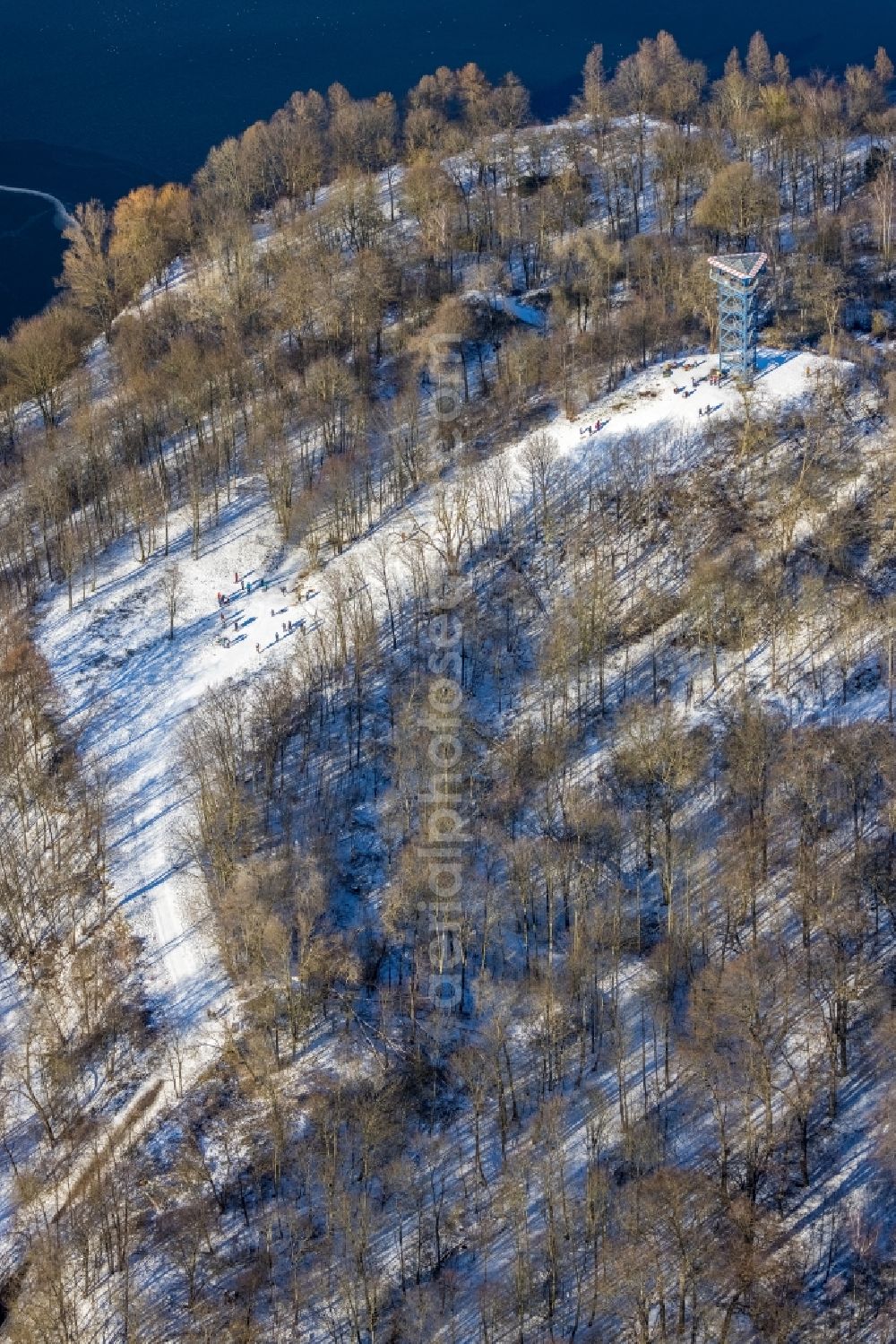 Aerial image Duisburg - Wintry snowy structure of the observation tower Aussichtsplattform Six-Seen-Platte in the district Wedau in Duisburg at Ruhrgebiet in the state North Rhine-Westphalia, Germany