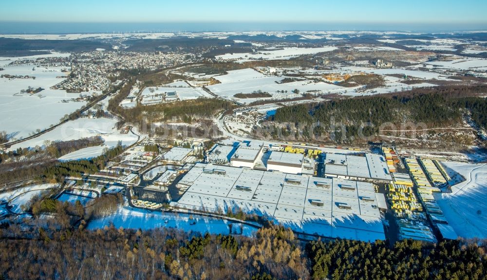 Aerial photograph Warstein - Wintry snowy Building and production halls on the premises of the brewery Warsteiner Brauerei Haus Cramer KG in Warstein in the state North Rhine-Westphalia