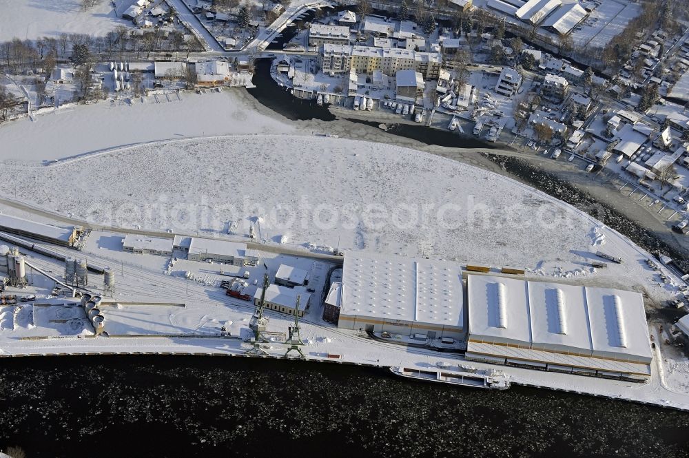 Aerial image Berlin - Wintry snowy wharves and piers with ship loading terminals in the inner harbor Suedhafen on the Havel river in the district Spandau in Berlin, Germany